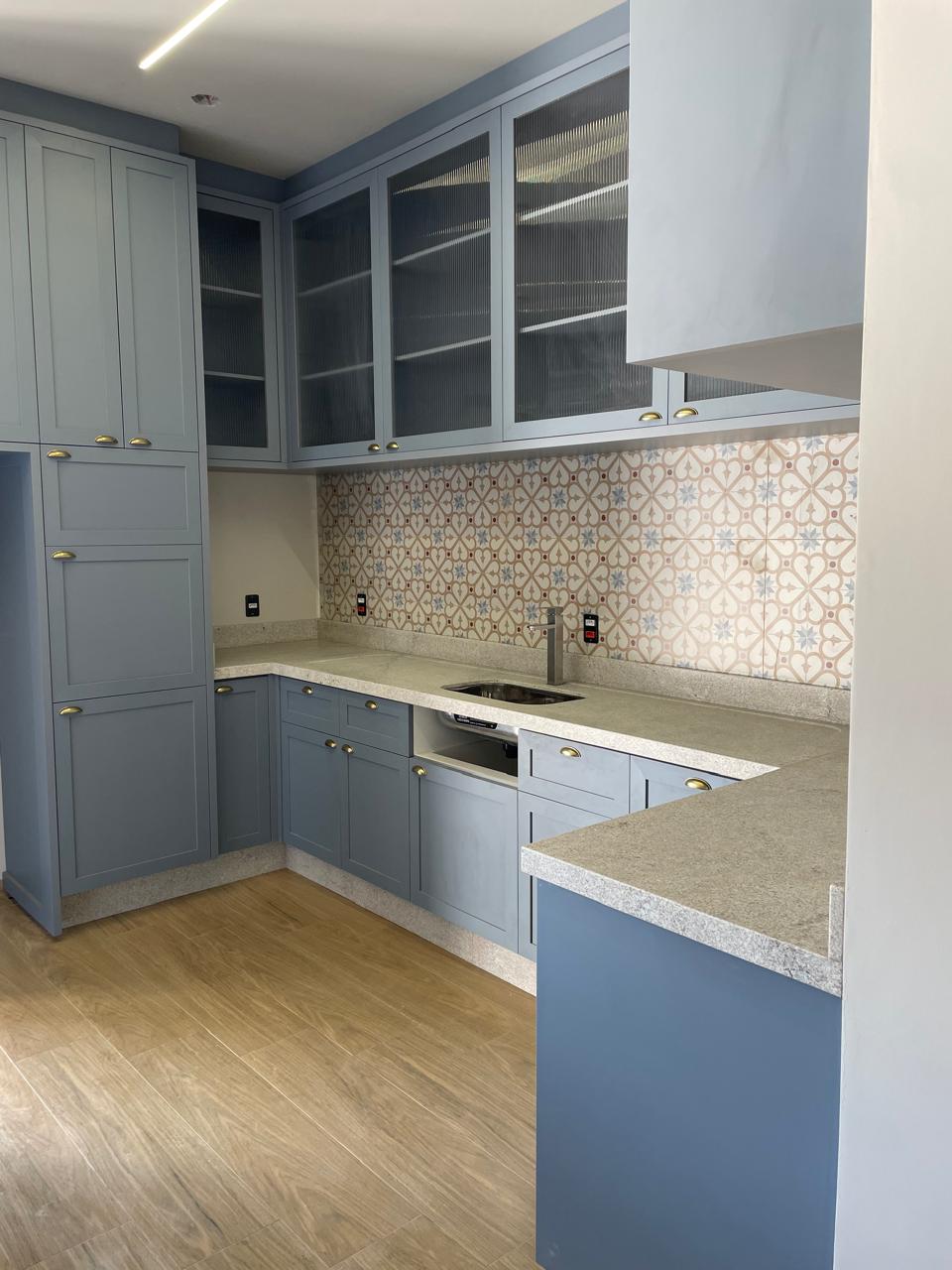 Cozinha azul com bancada em granito branco siena